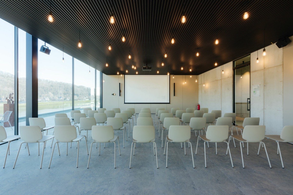 Salle de conférence du Bord de Meuse à Hermalle-sous-Argenteau, où se donnent les formations IA de Tandem IA